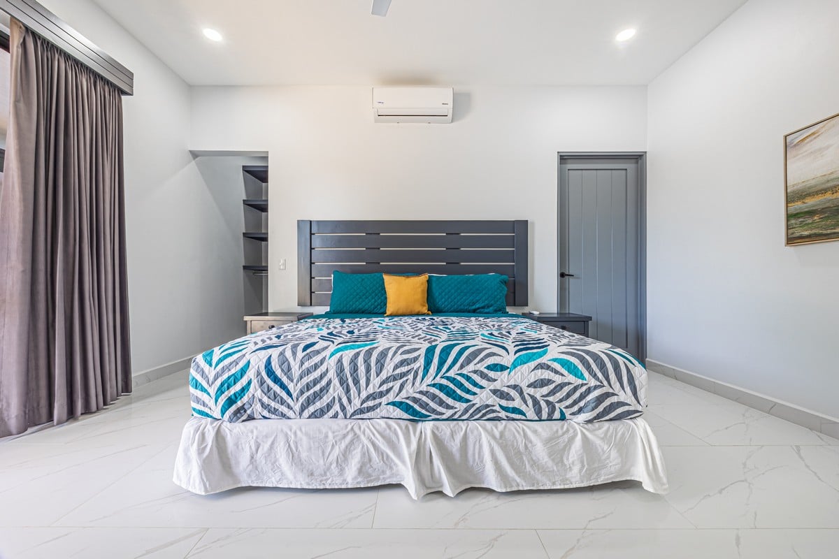 0.12 ACRES – 3 Bedrooms Newly Built Modern Home, With Pool & Privacy, Only 4min to the Beach!!!
