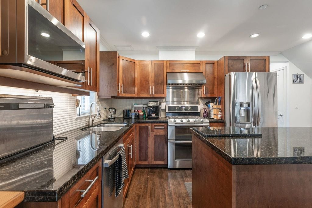 4135 John St