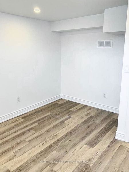 291 Brighton Ave Unit: Lower
