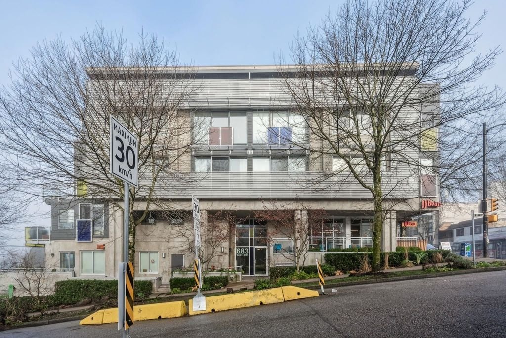 683 E 27th Ave, #206