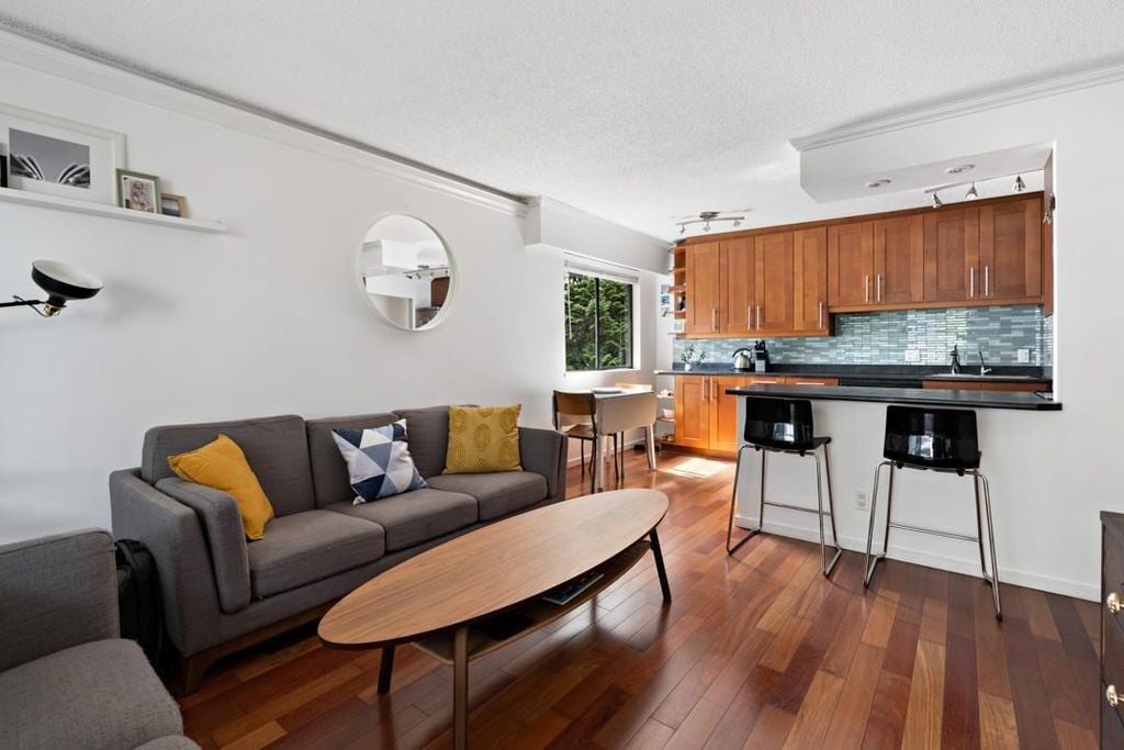 270 W 1st St, #202