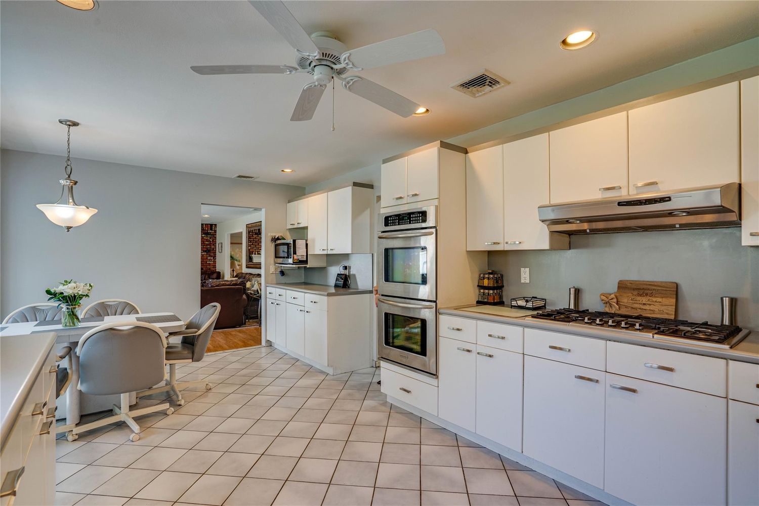 1 Stonehurst Ln