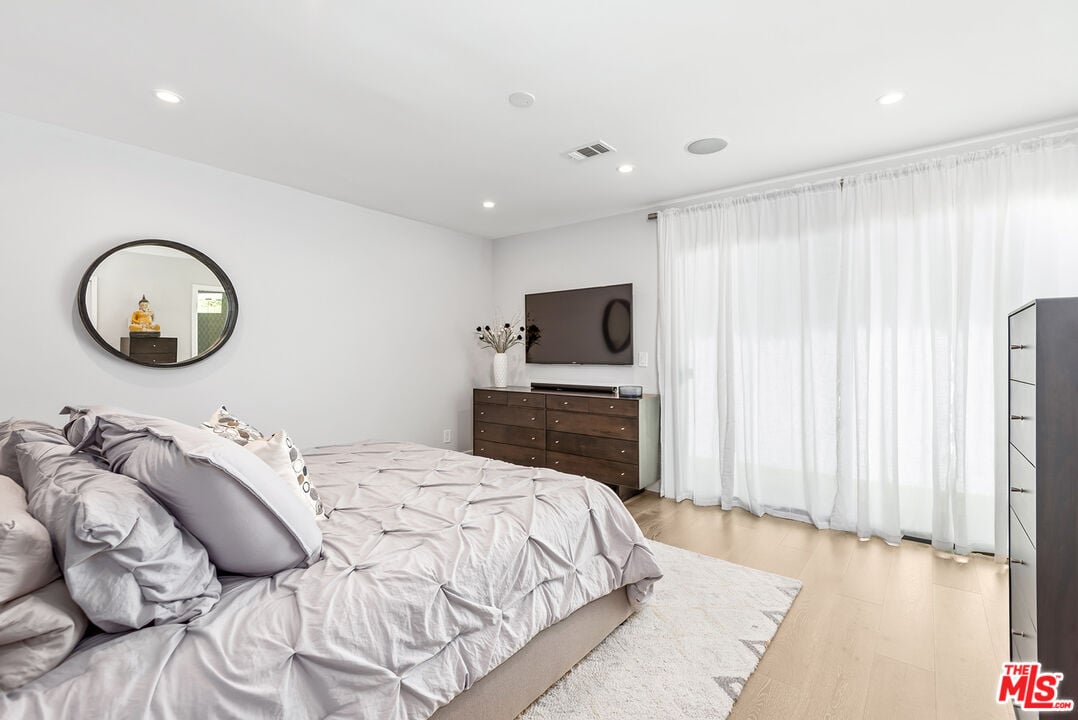 Mount Olympus Dr, 90046