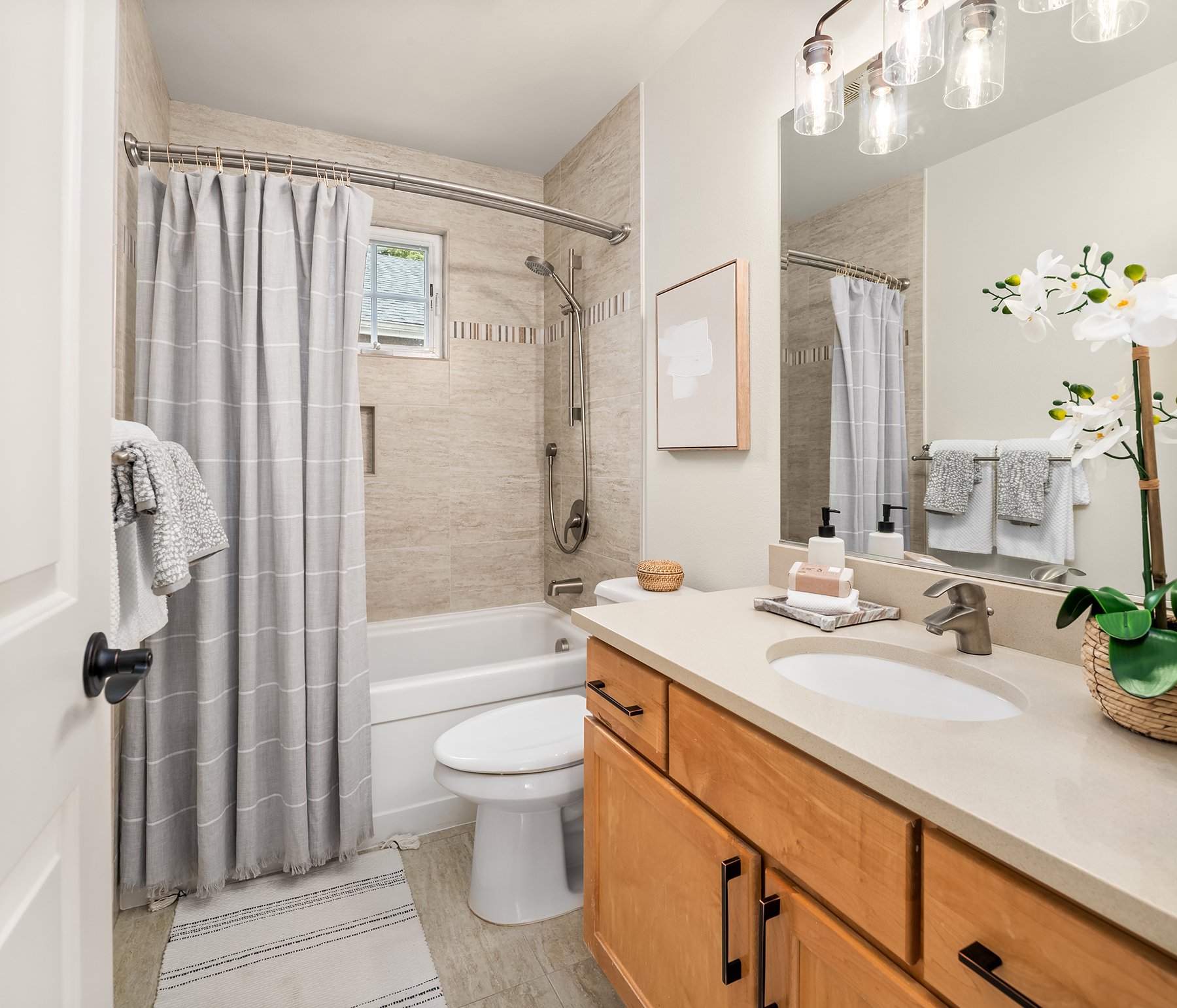 Quiet Elegance in Kirkland: Ideal Location & Natural Beauty