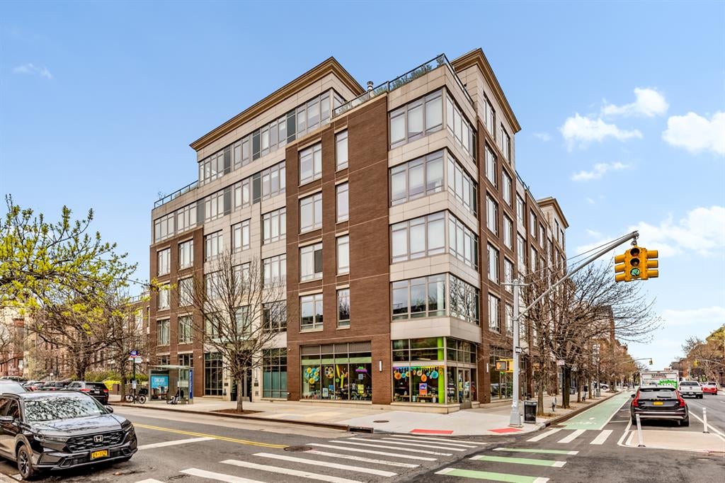 315 GATES Avenue 2E