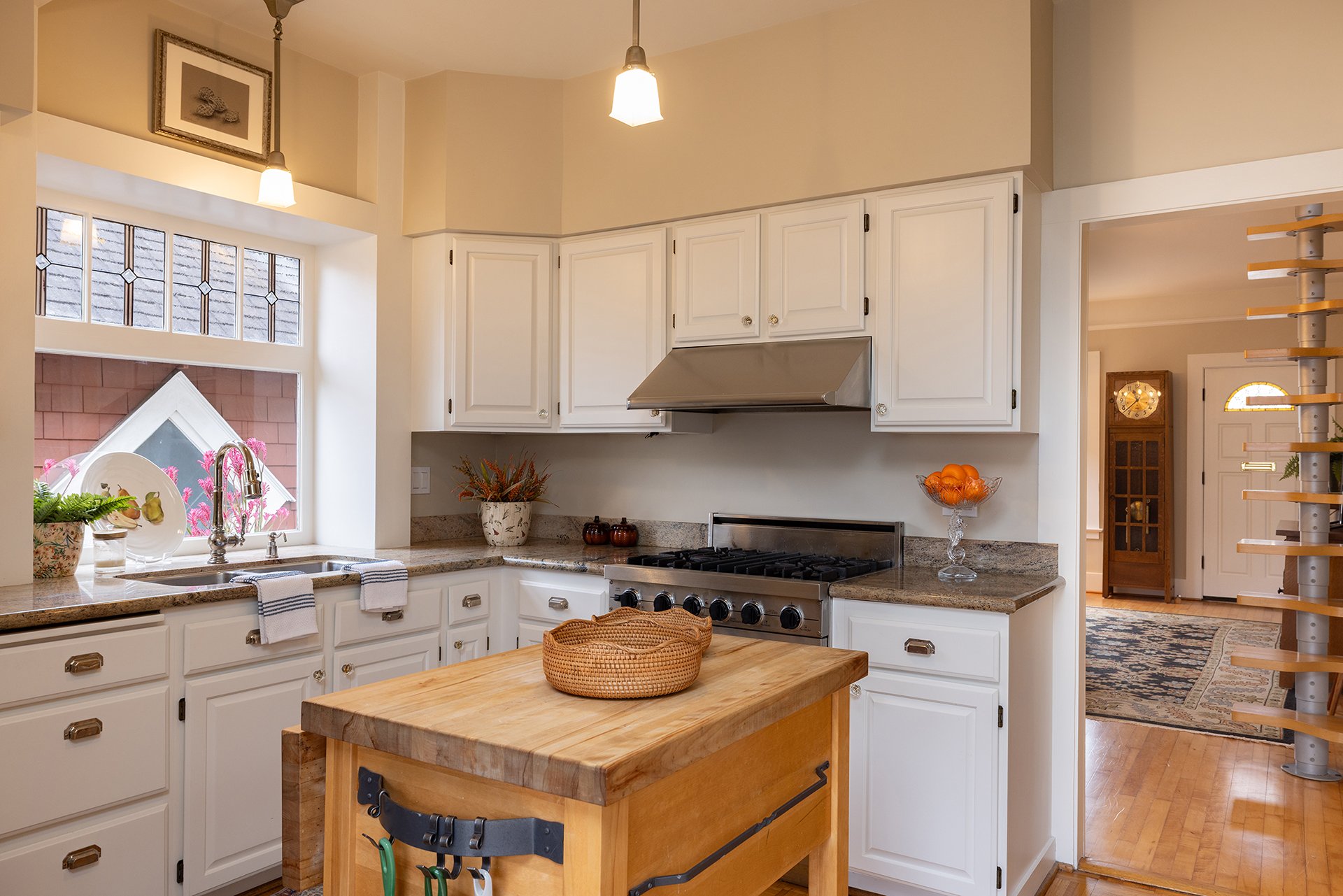 Delightful Pacific Grove Cottage - 405 Carmel Ave