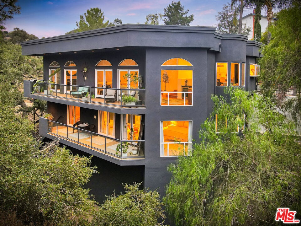 Outdoor living at 4102 Cachalote Street