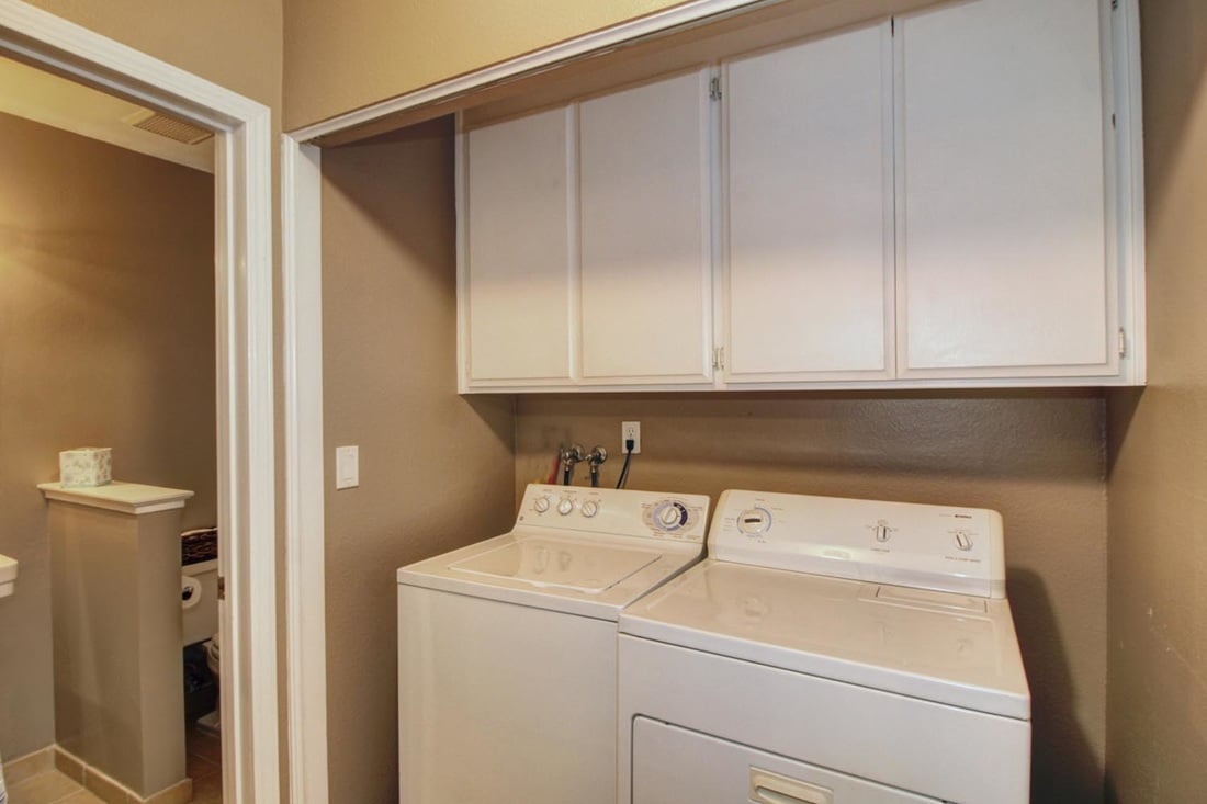 Gorgeous Condo in Popular Exeter Square!