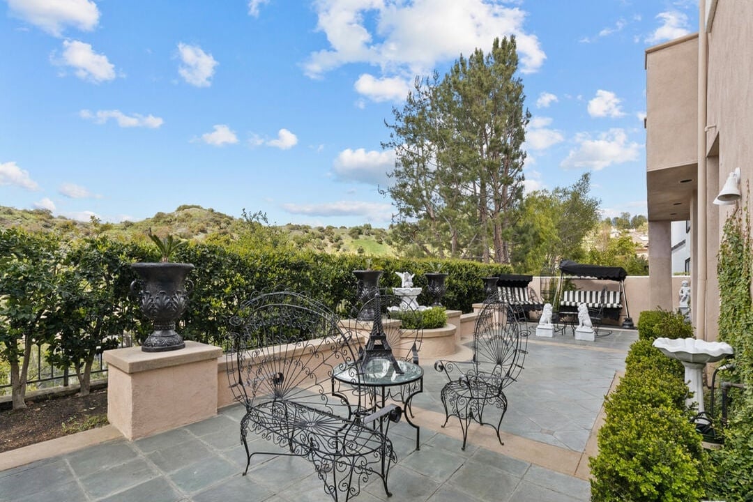 Buckingham Ln, 90077