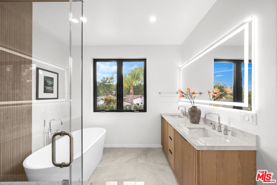 Castle Heights Pl, 90034