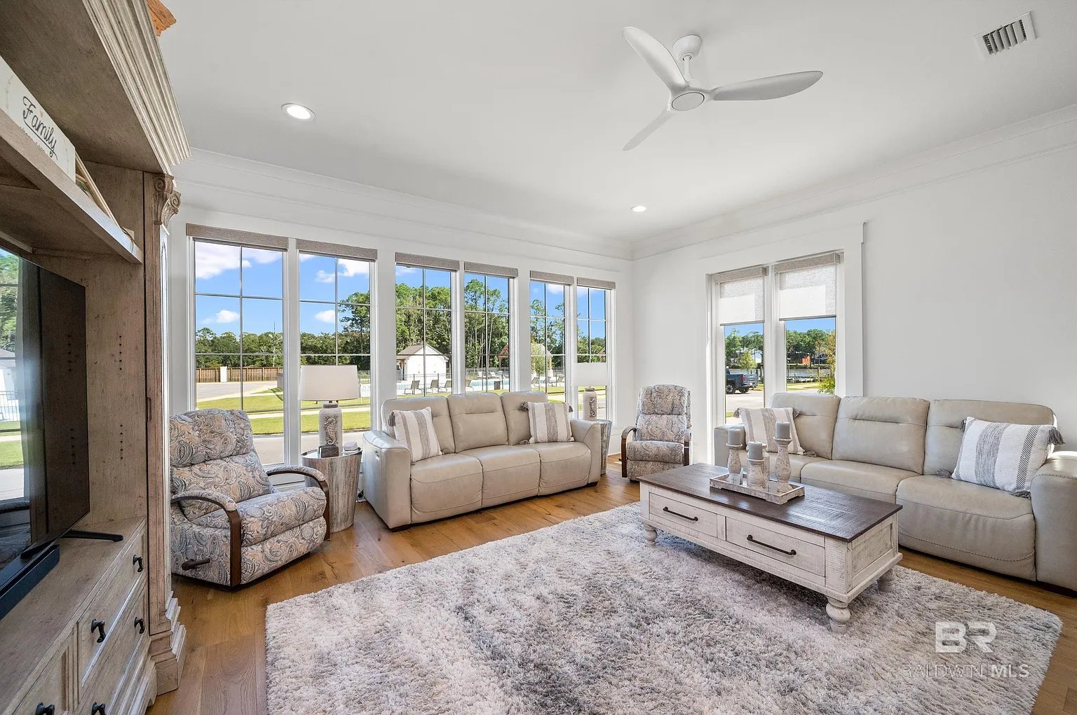 902 Inlet Cir