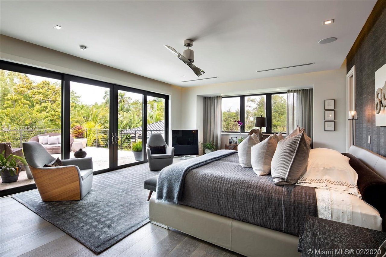 4965/4945 SW 82 St