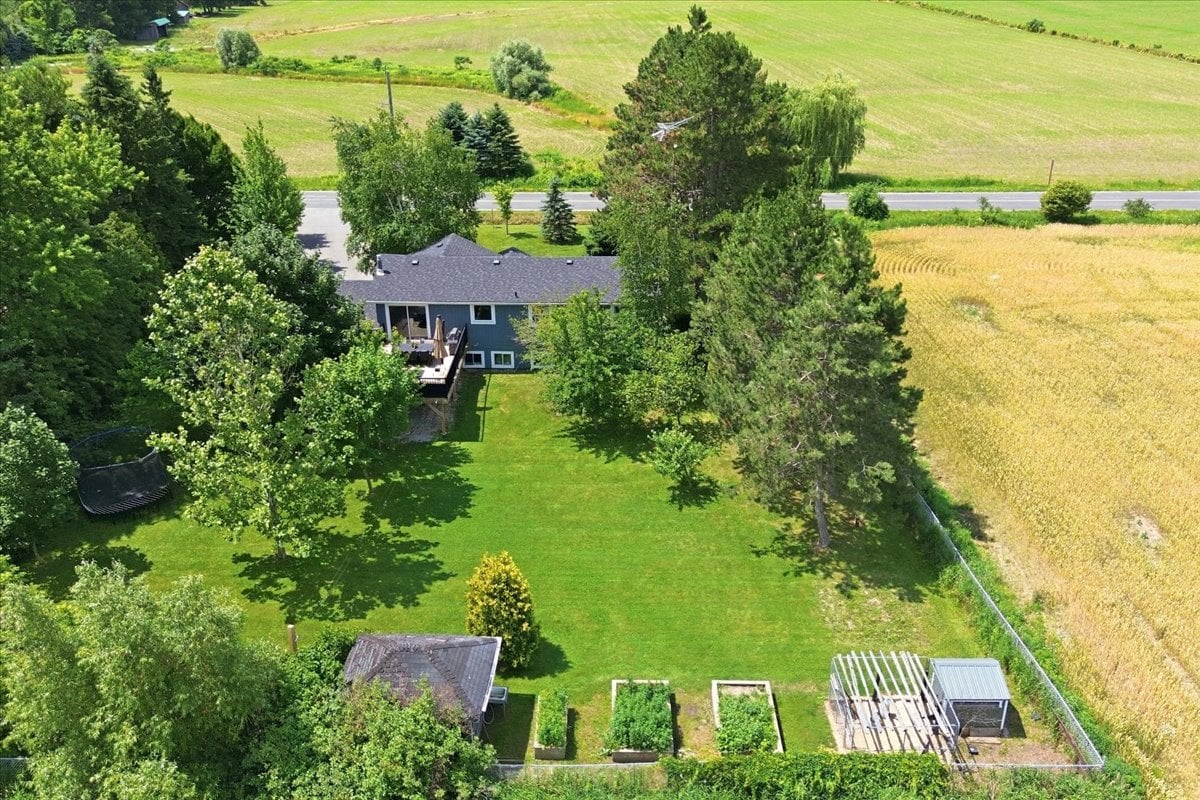 Country setting 10 minutes from the city!