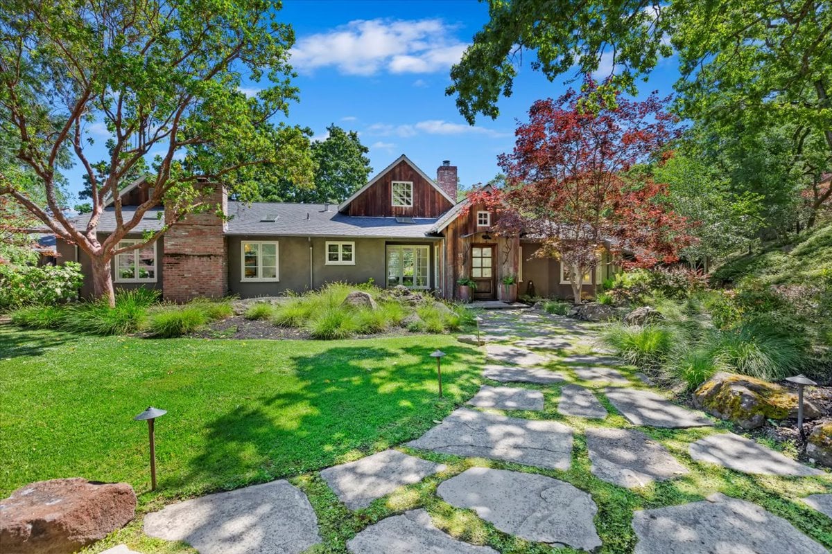 15 Cascade Ln