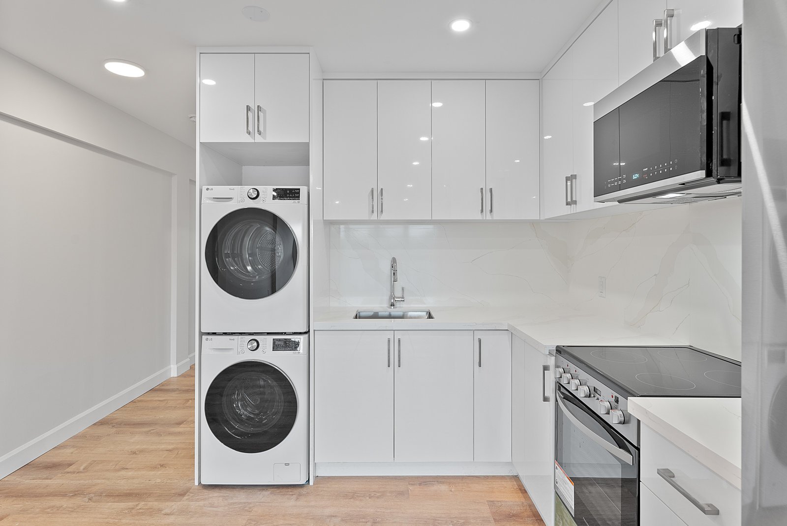 1328 Gerrard Street E 302