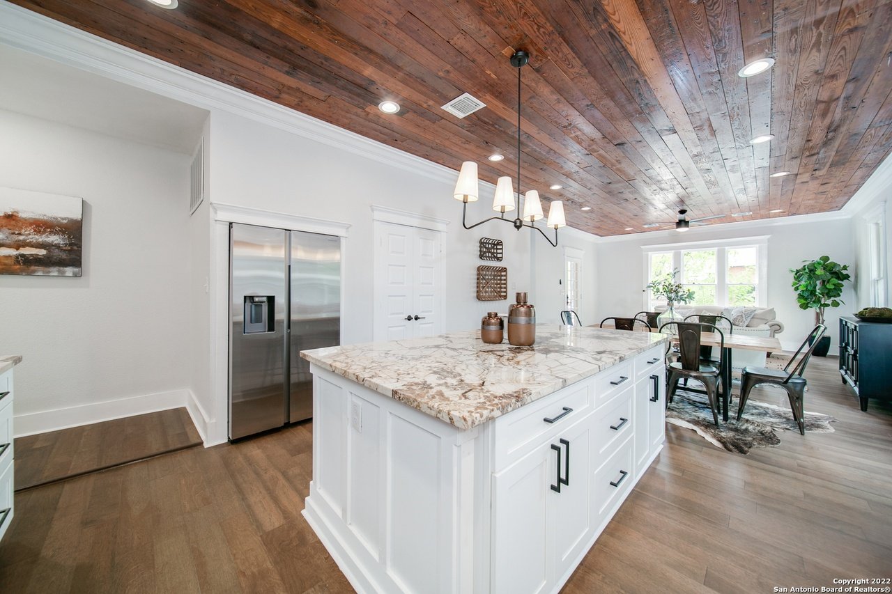 925 Burleson