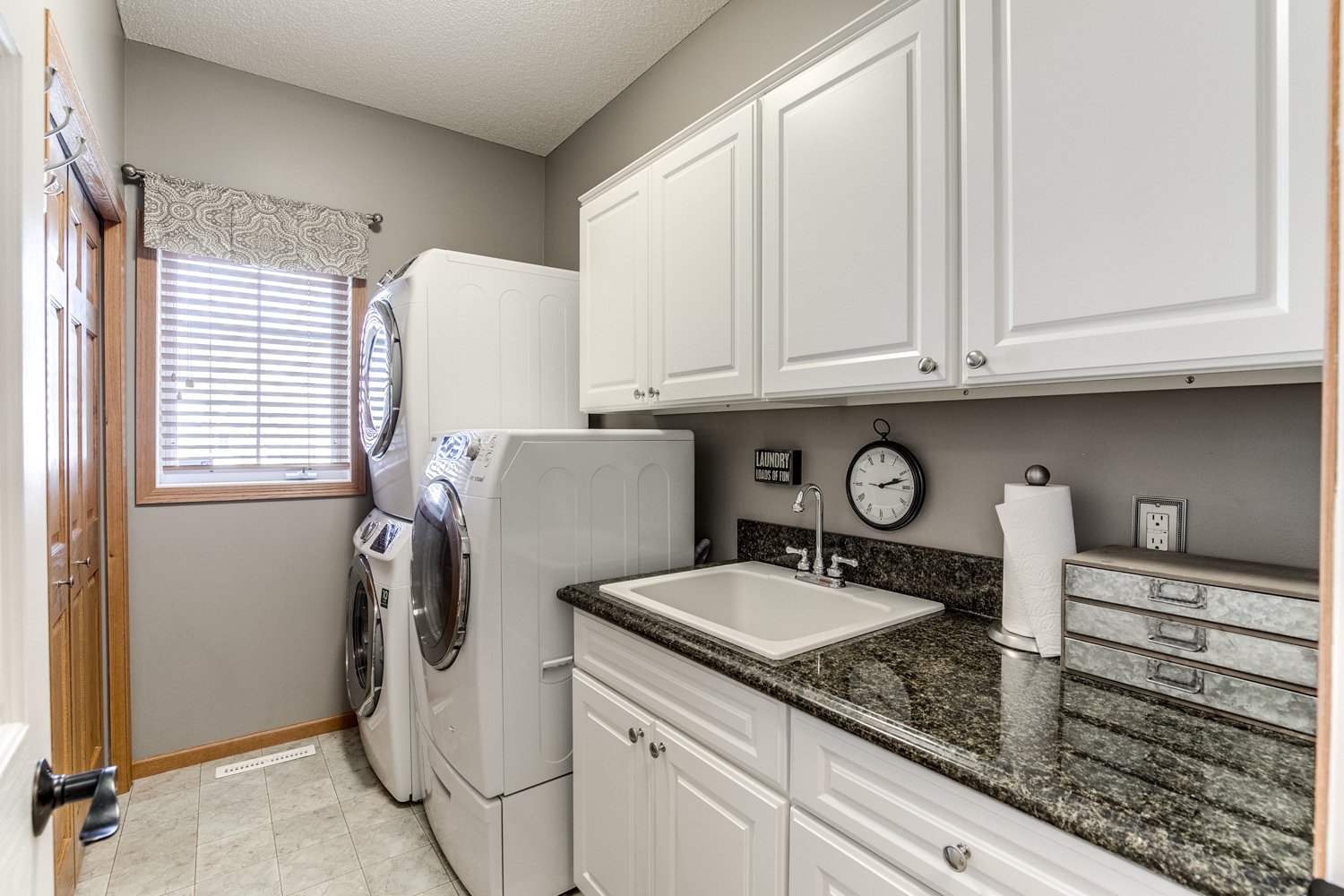 Beautiful 2-Story in Desirable OakParke Estates