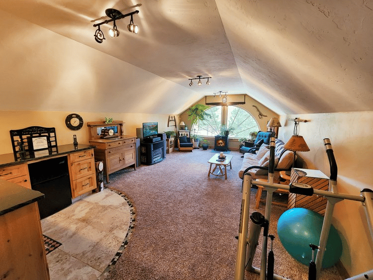 Just Listed: Custom Home with Deschutes National Forest Frontage