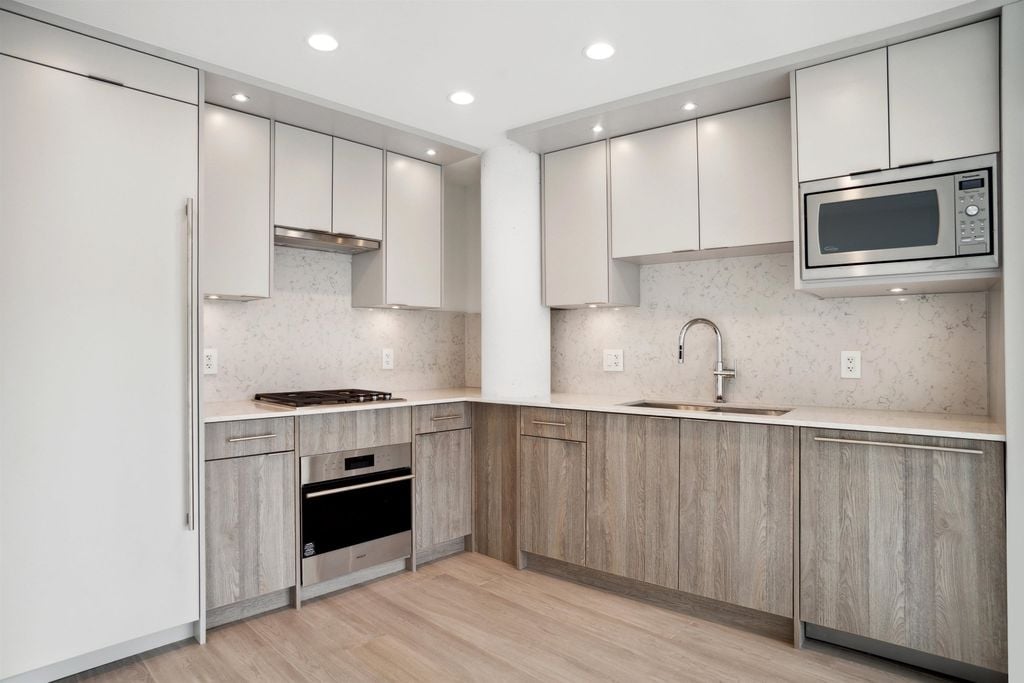 7638 Cambie St, #403
