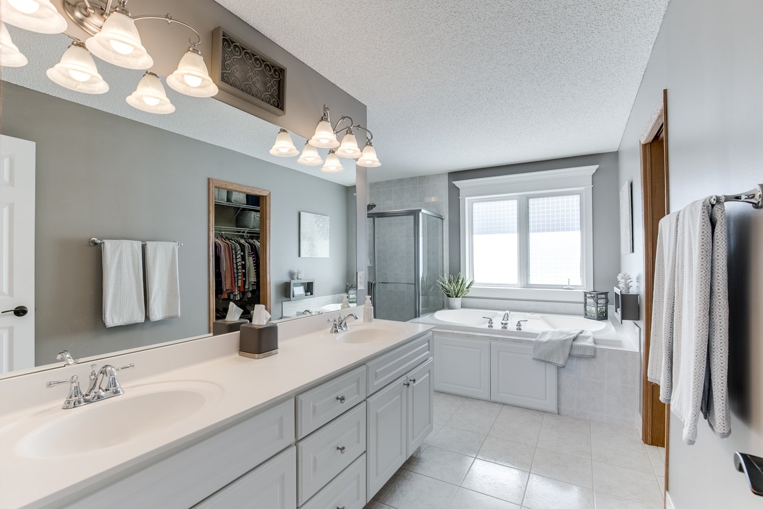 Beautiful 2-Story in Desirable OakParke Estates
