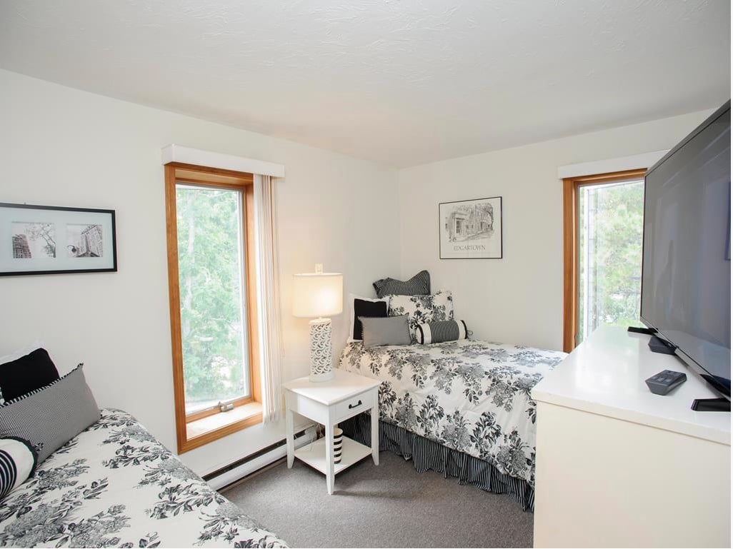27 Schoolhouse Rd