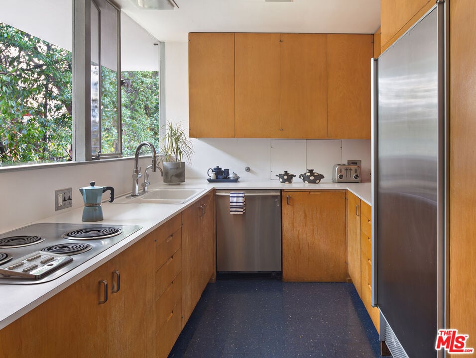 2210 Neutra Pl