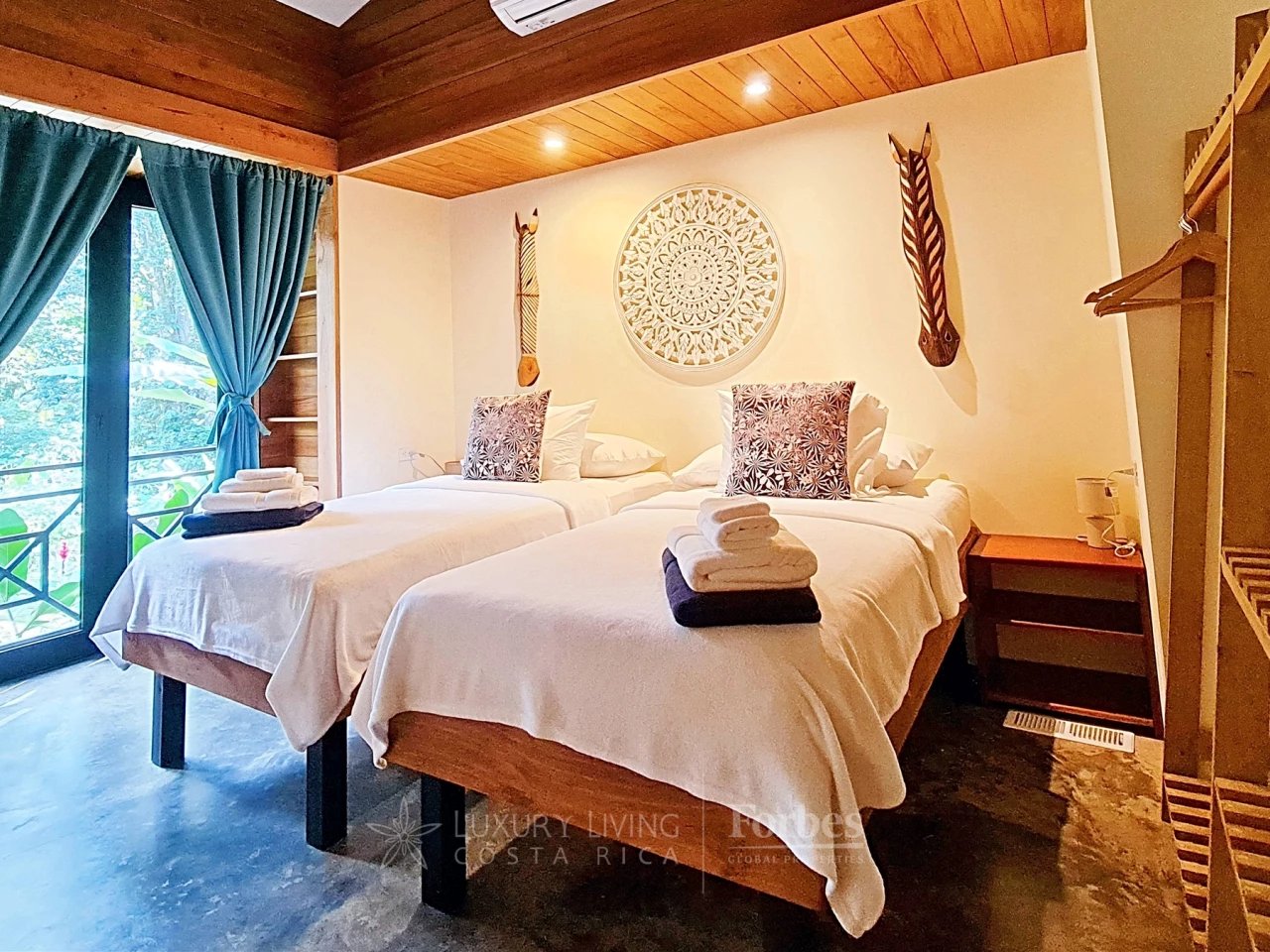 20391 - Property near the beach with hotel or private home potential