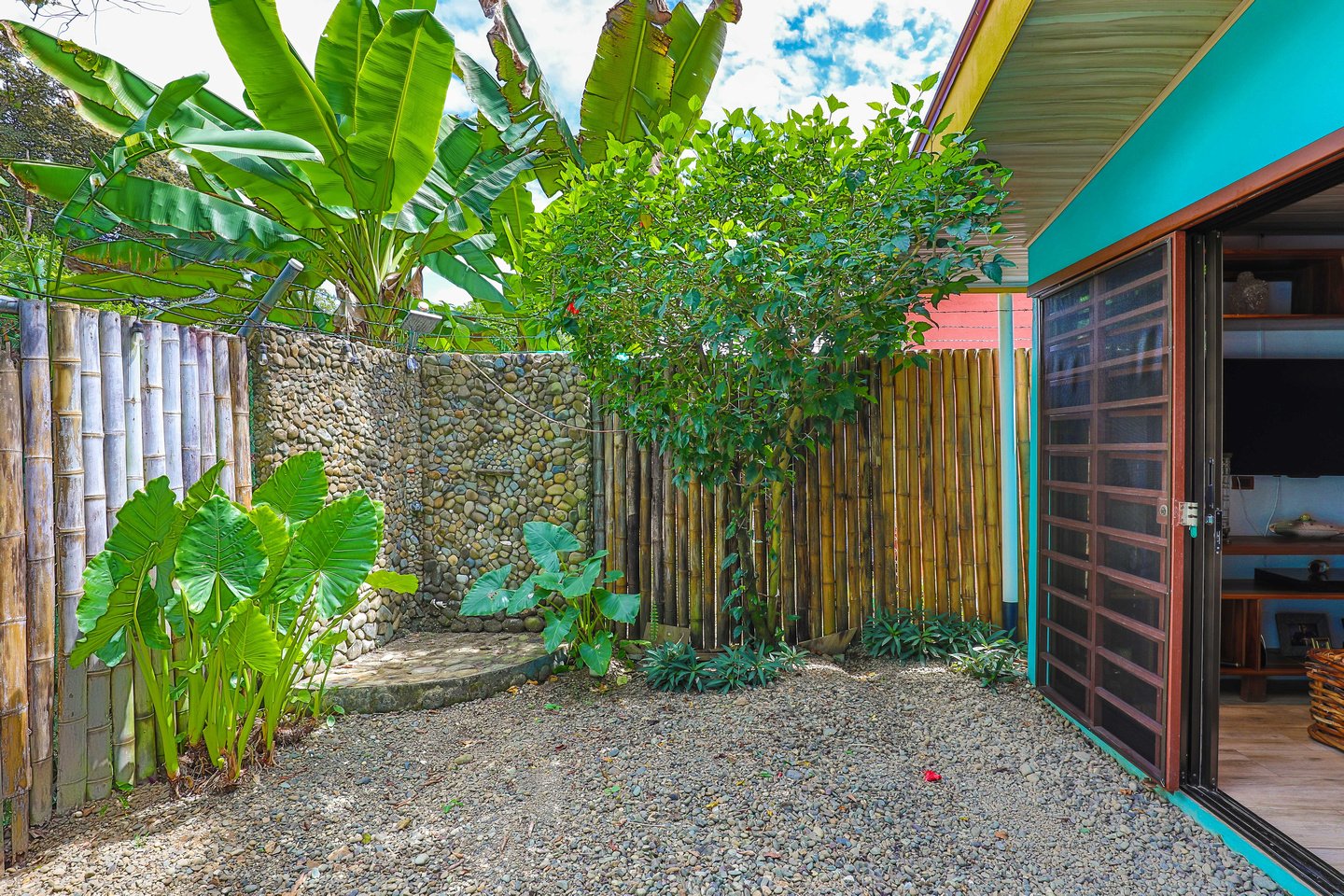 SUCCESSFUL BOUTIQUE HOTEL WITH OWNER’S HOME BY THE BEACH IN UVITA