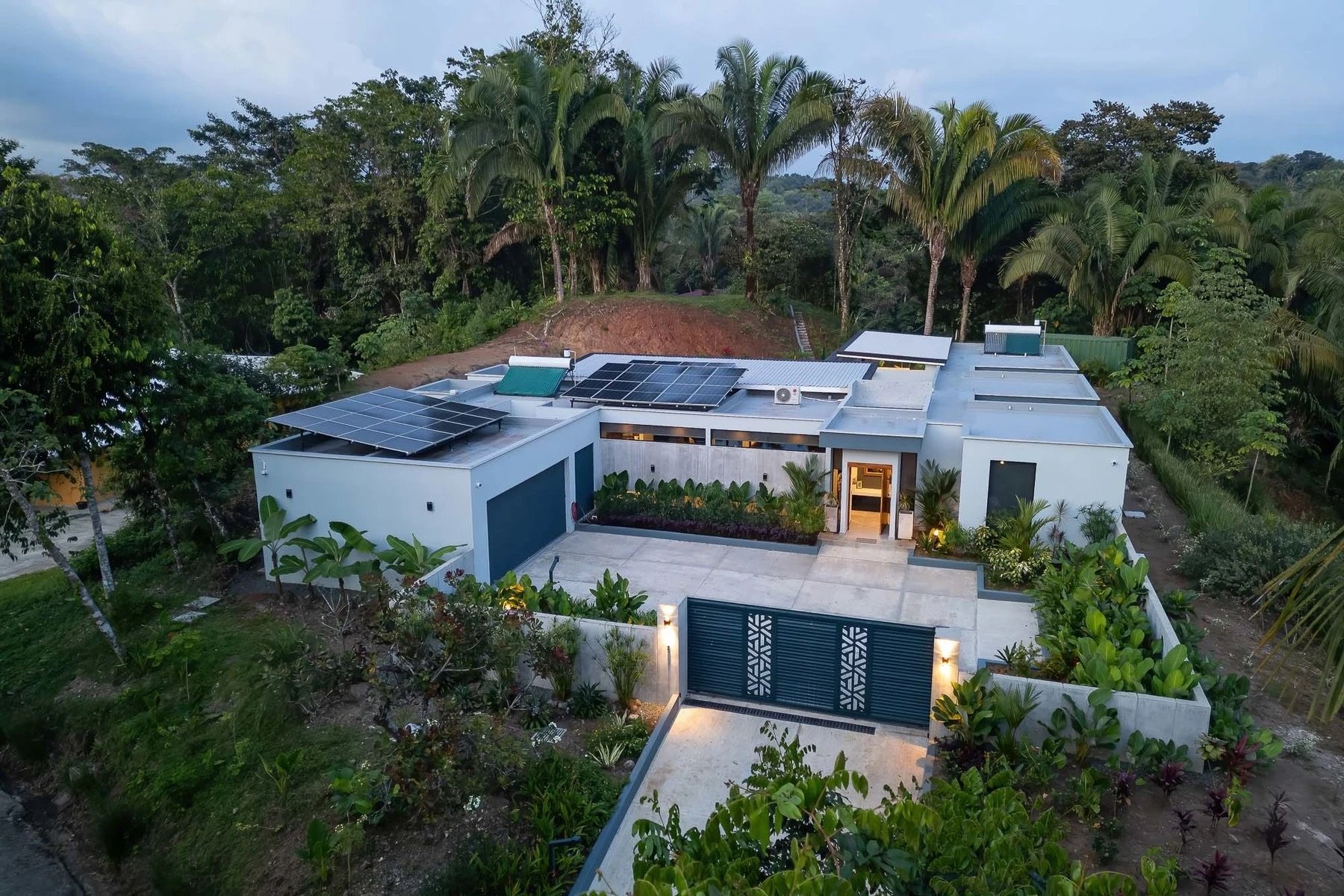 3 Bedroom, Contemporary Estate home in Manuel Antonio 
