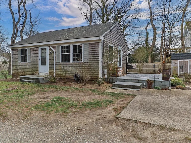 582 Massasoit Rd
