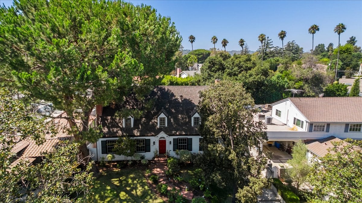 Toluca Lake 5  + 4 Traditional witih Pool & Guest House