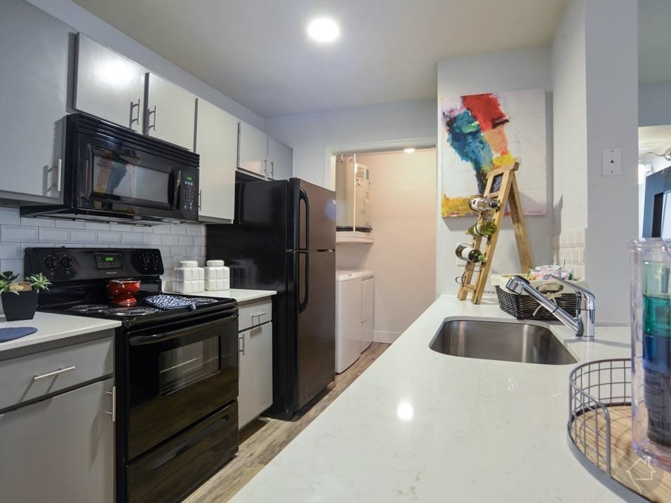 Amazing 2/2, walk to the Domain, up to 10 free weeks!