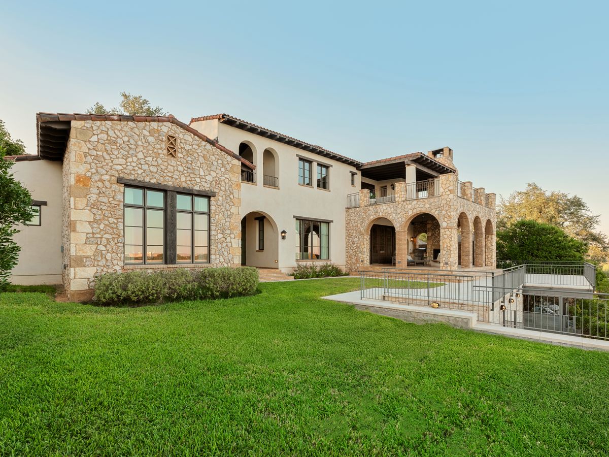 Lakeshore Horizon: Waterfront Villa with Lake & City Views