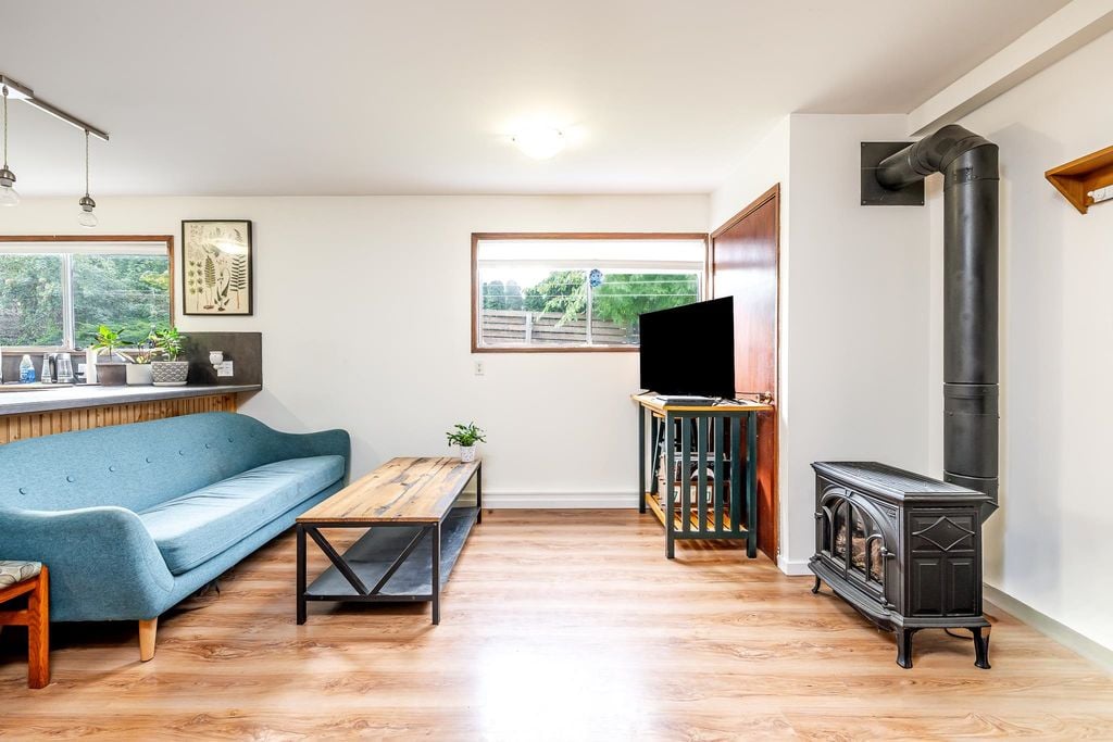 2332 Argyle Cres