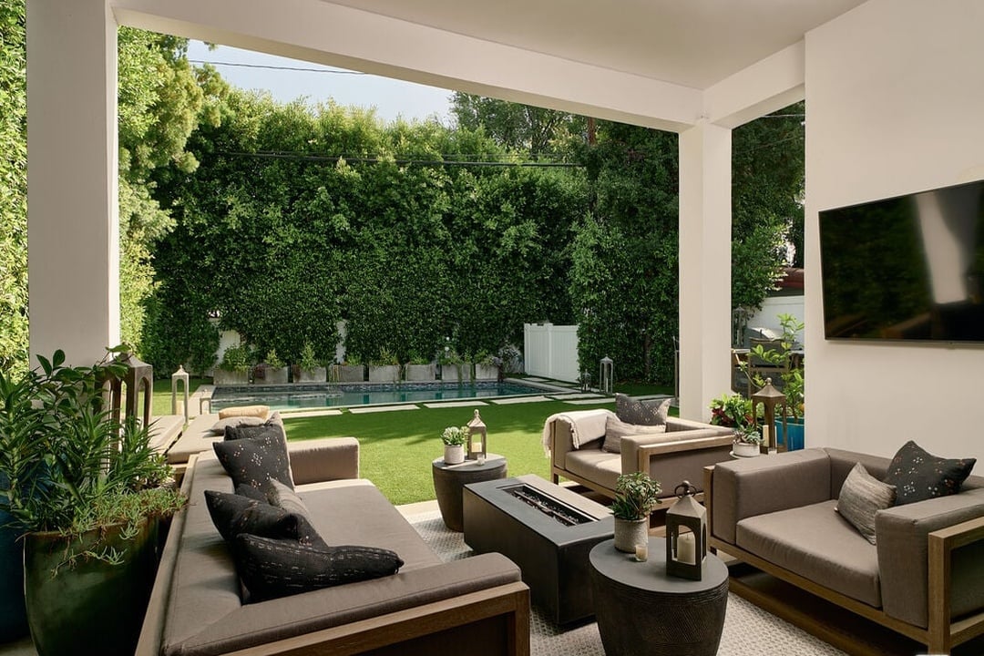 N Bowling Green Way, 90049