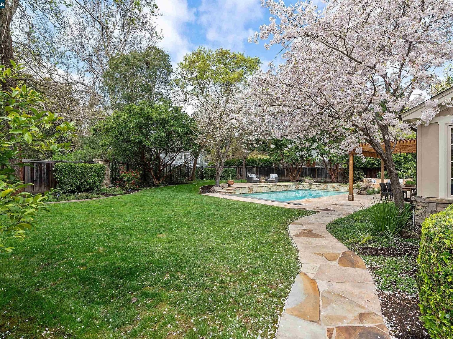 56 Hidden Oaks Dr