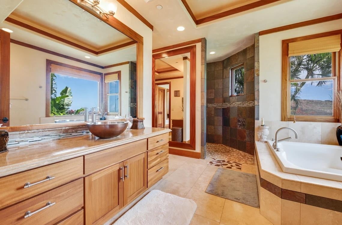 WEST MAUI TOP QUALITY RESIDENCE -35 ACRES - 180 DEGREE OVEANVIEW - $5,75,000 - PRESTIGIOUS MAHANALUA NIU SUBDIVISION 