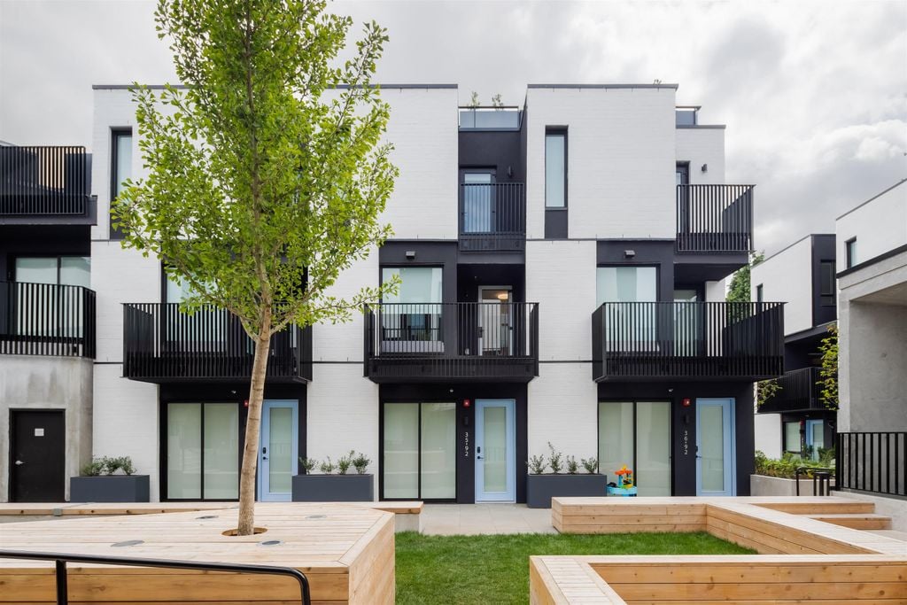 90 W King Edward Ave, #215