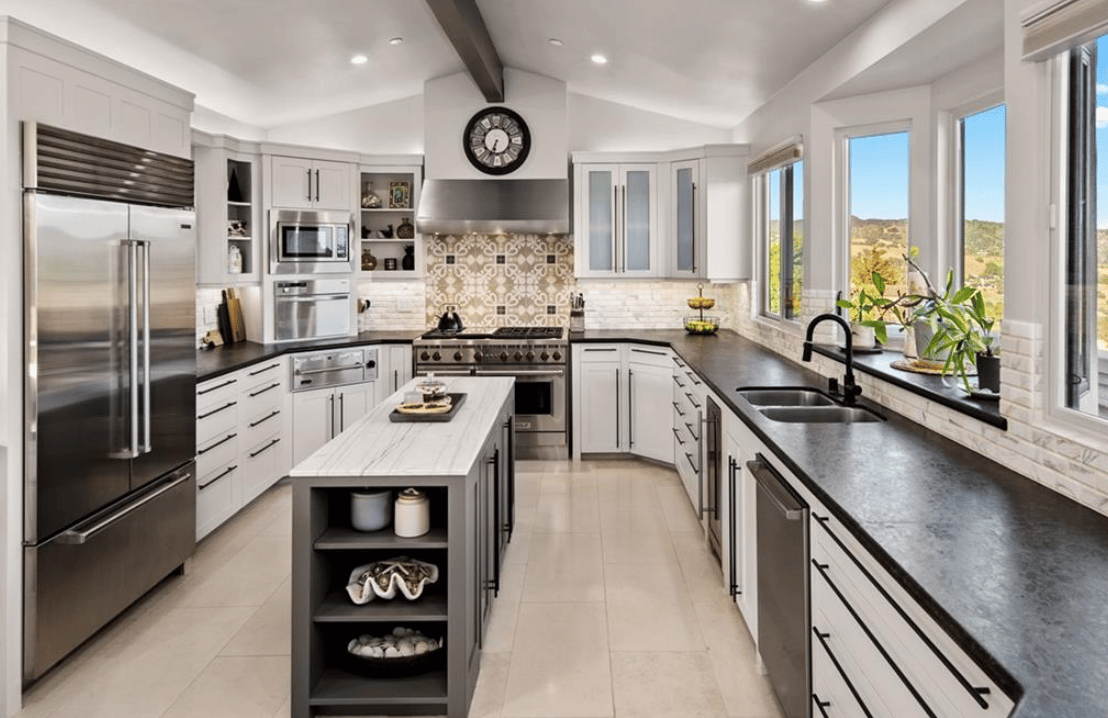 An Elevated Coastal Estate Above San Luis Bay