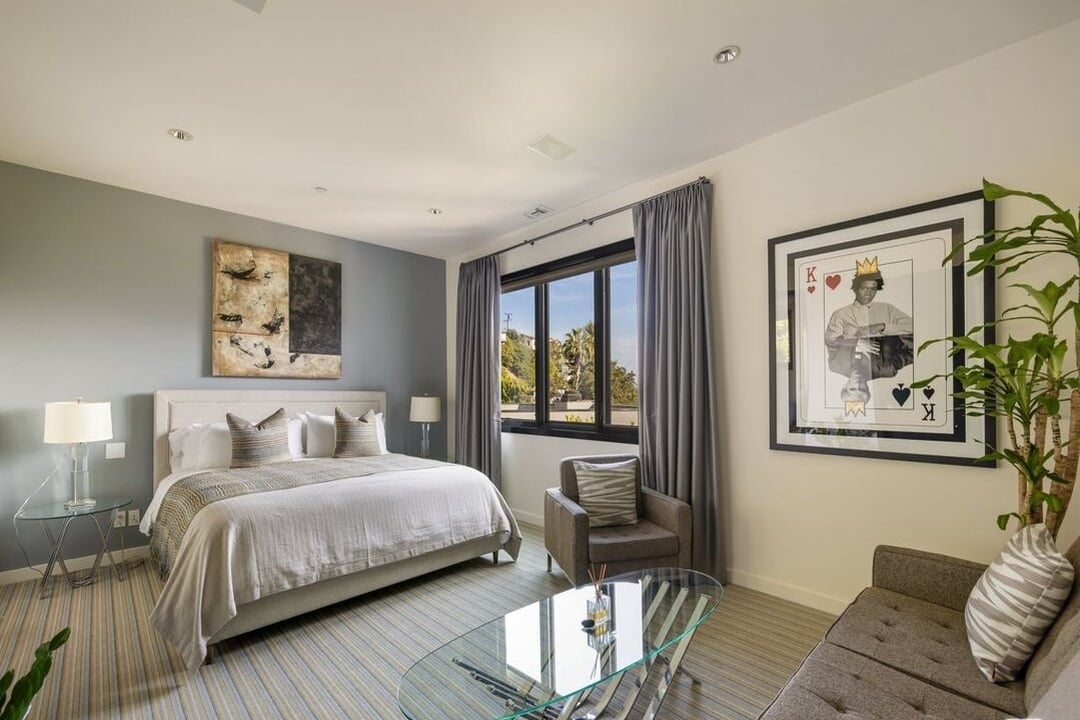 Aria Manor, Sunset Plaza Dr, 90069