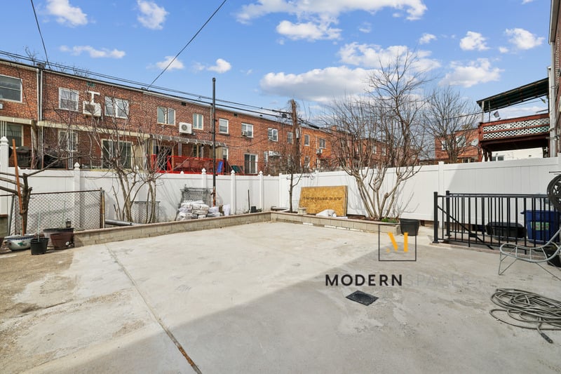 2722 E 26th St, 2R