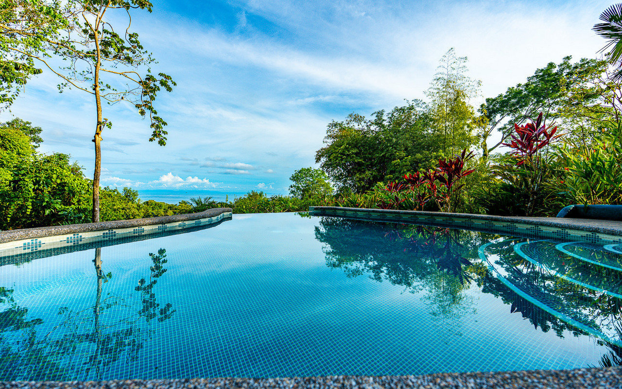 WHALE’S TAIL OCEAN VIEW ESTATE WITH EXTRA LOT 