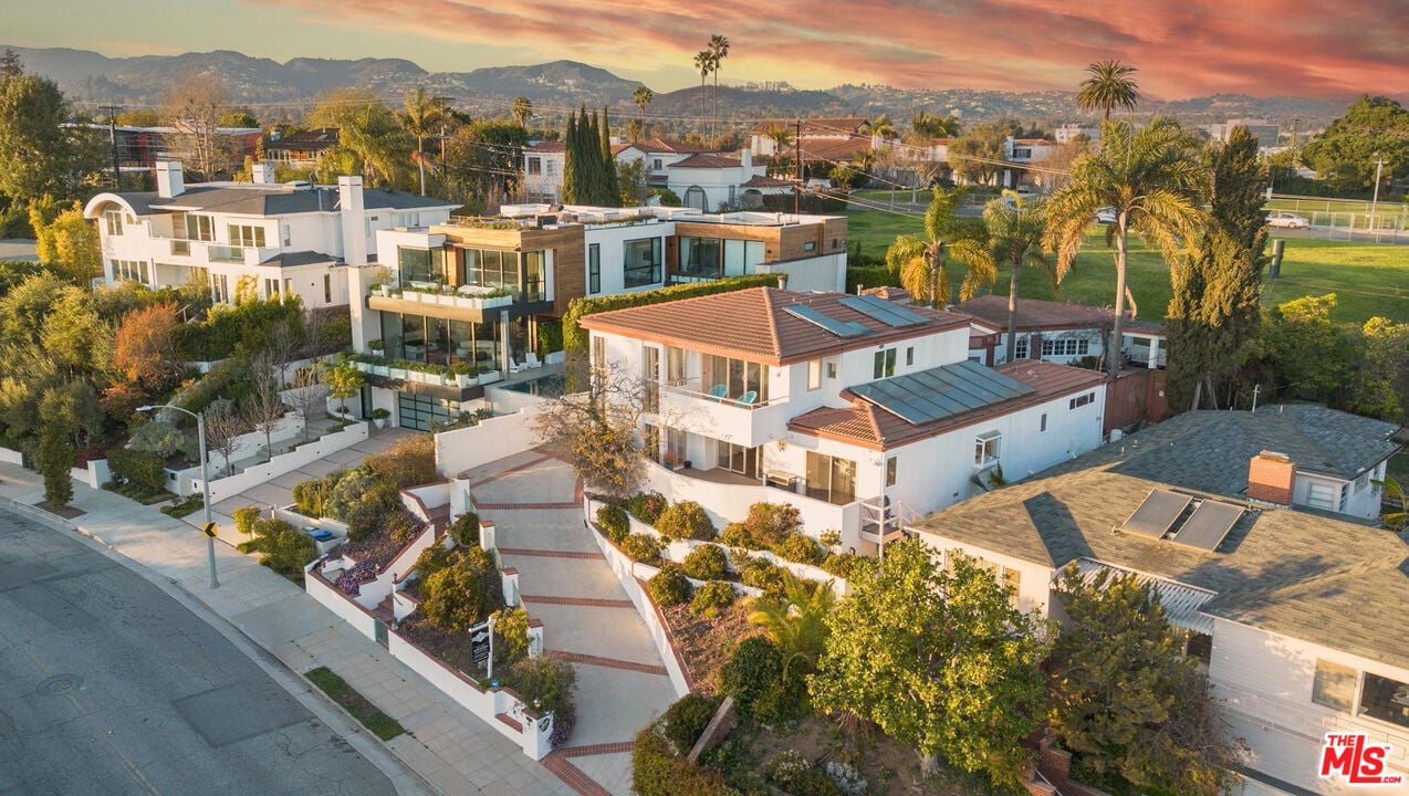 905 Berkeley St, 90403