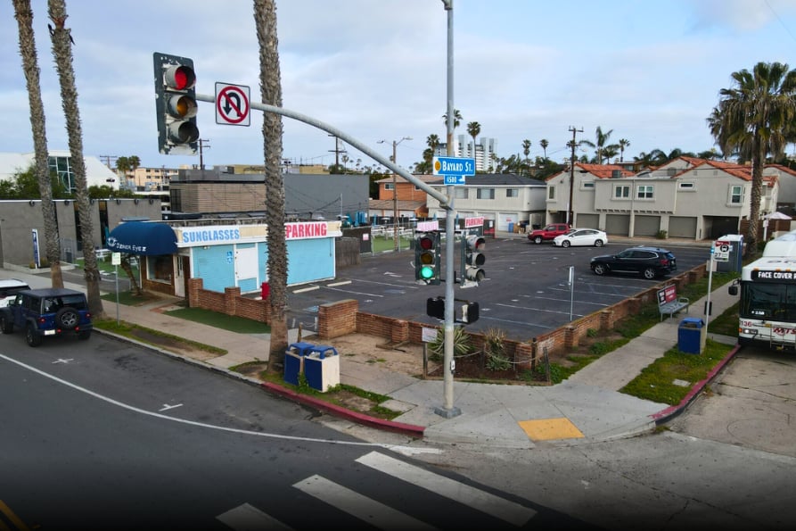 870 Garnet Ave