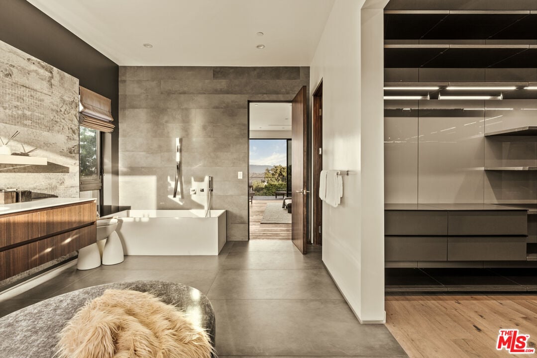 Aria Vista, Stradella Rd, 90077