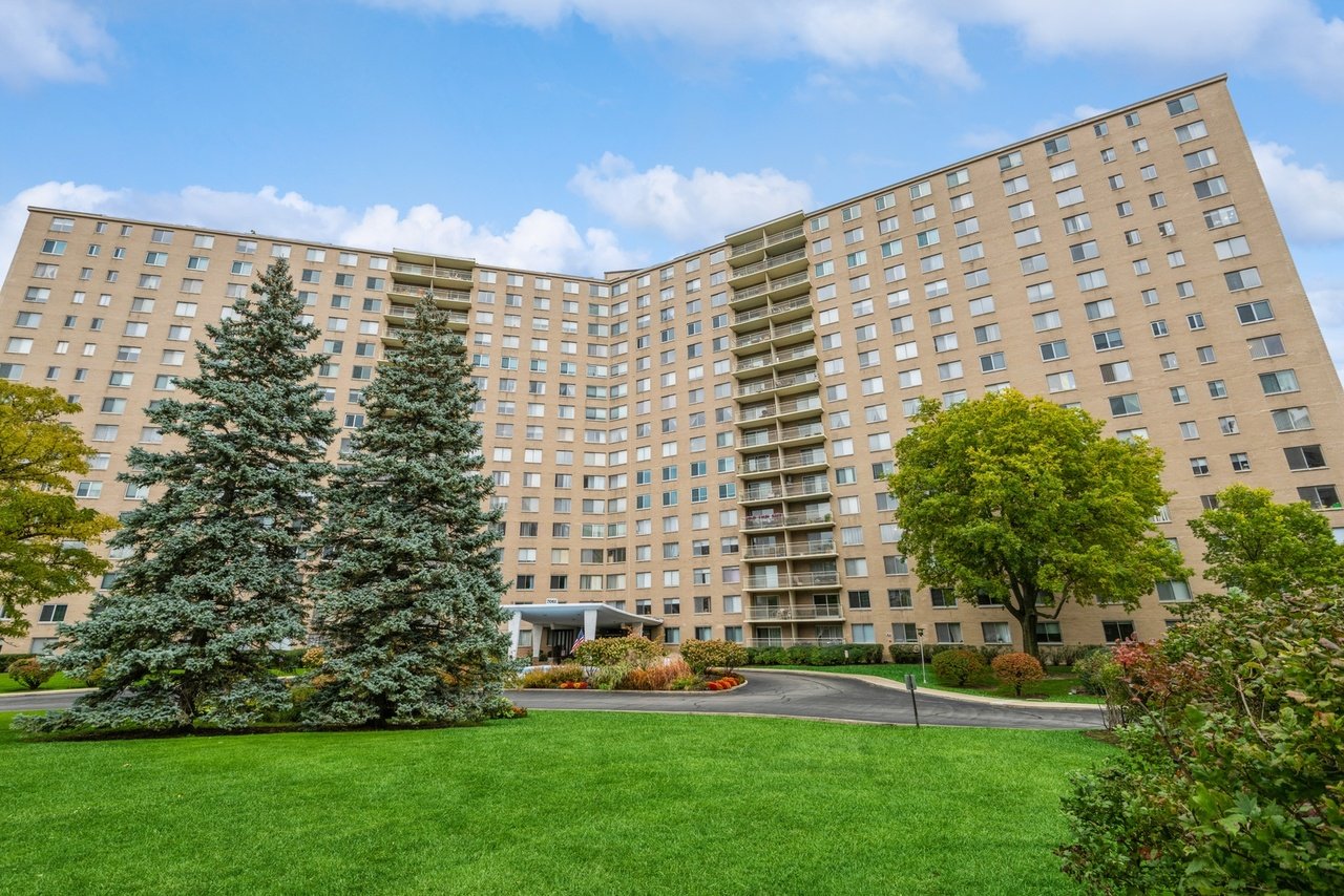 7061 N Kedzie AVE 205