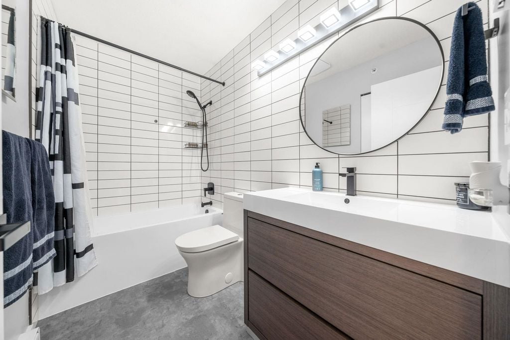 995 Lynn Valley Rd, #3