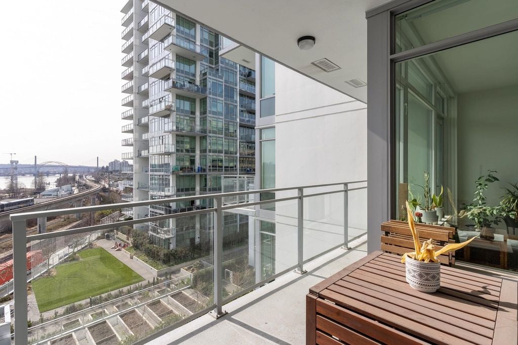 258 Nelson's Crt, #412