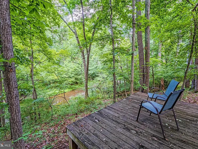106 Calvary Ct SE