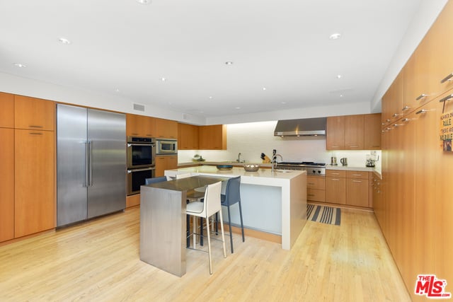 7548 Mulholland Dr